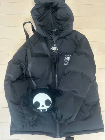 악마 디자인 퍼퍼 자켓 블랙