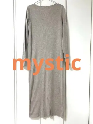 베이지 긴팔 니트 원피스 슬릿 포함