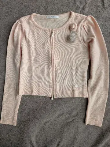 새상품급 르네 브로치 포함 옅은 핑크색 긴팔 가디건