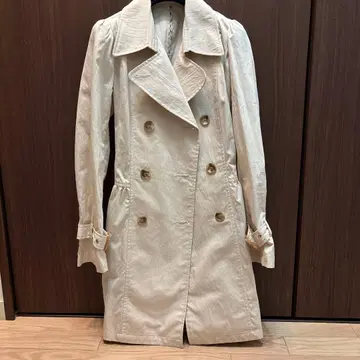 아이보리 더블 브레스트 트렌치코트
