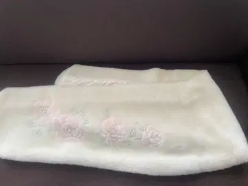 꽃무늬 자수 비쥬가 달린 숄