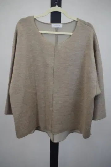 SIMLICITE 베이지 V넥 0035