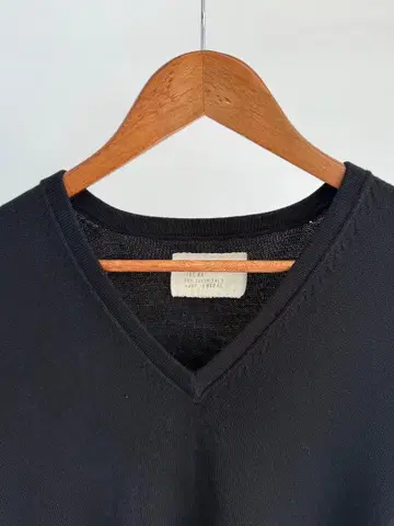 LARSANDERSSON 앤더슨 V넥 니트 절개 디자인