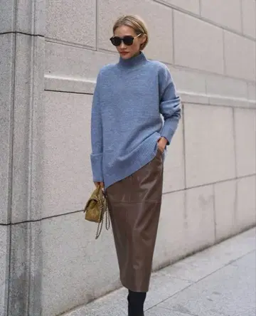 ELLIE 라이트 블루 터틀 니트 스웨터