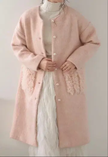 프릴 포켓 부착 핑크 롱 코트