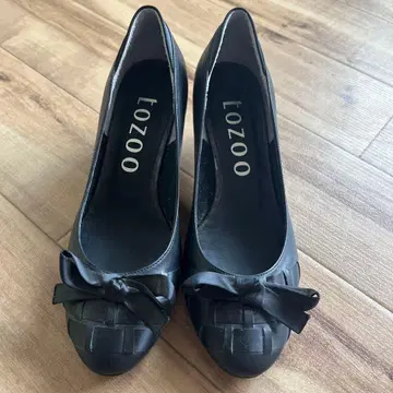 Tozoo 리본 포함 라운드토 펌프스