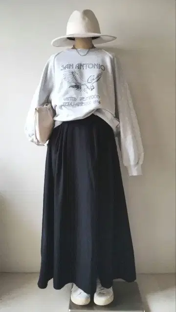 C6766 빈티지 가공 맨투맨 x 스커트 코디