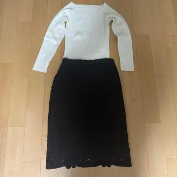 화이트 리브 상의와 블랙 레이스 스커트 세트