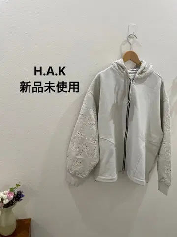 스캘럽 자수 후드티