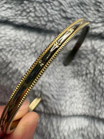 금속제 오픈 뱅글 조각 무늬 포함