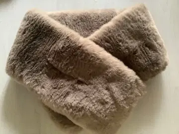 베이지 퍼 넥워머