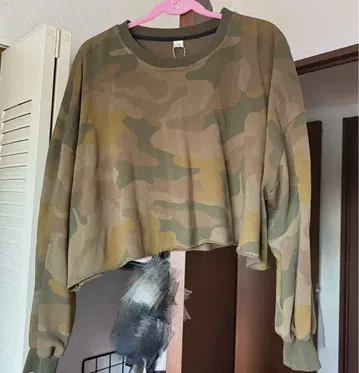 카모 패턴 크롭 맨투맨