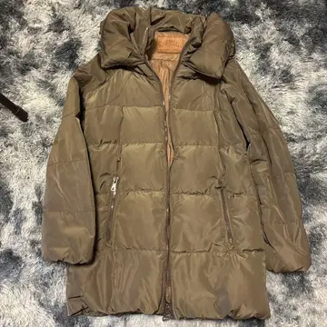 올리브색 후드 부착 다운 자켓
