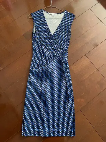 다이앤 파랑과 화이트 도트 무늬 슬리브리스 원피스
