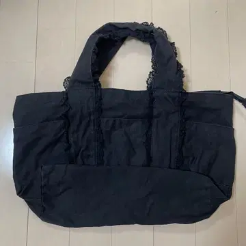 피치존 프릴 토트백 블랙