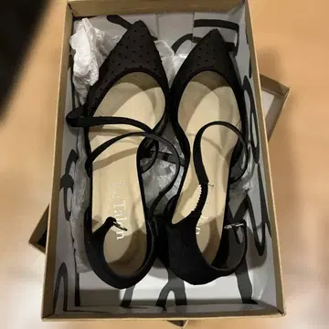 블랙 도트 무늬 스트랩 포함 펌프스