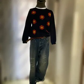 꽃무늬 자수 네이비 트레이닝복