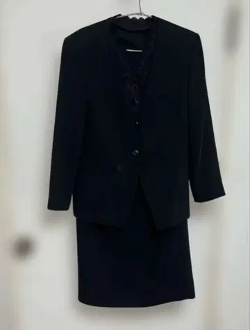 포멀 슈트 + 레이스 블라우스