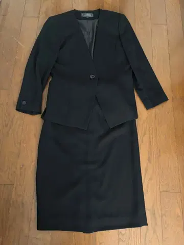 포멀 슈트 + 레이스 블라우스