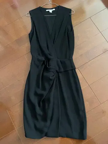 다이앤 블랙 슬리브리스 원피스