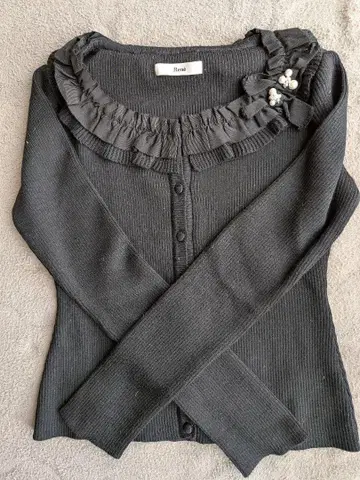 르네 블랙 프릴 펄 장식 긴팔 상의