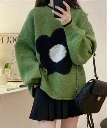 올리브 그린 긴팔 니트 스웨터