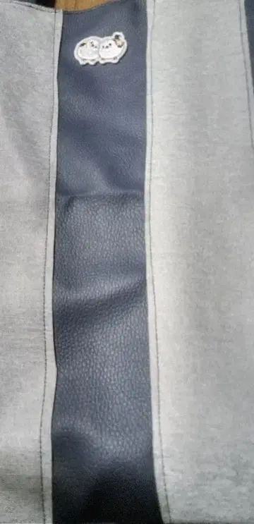 그레이와 네이비의 토트백