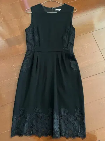 다이앤 블랙 슬리브리스 무릎 기장 원피스