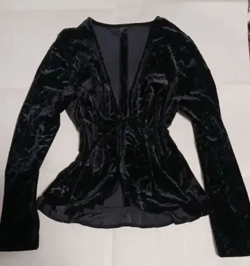블랙 벨벳 소재의 장미 무늬 상의가 멋집니다