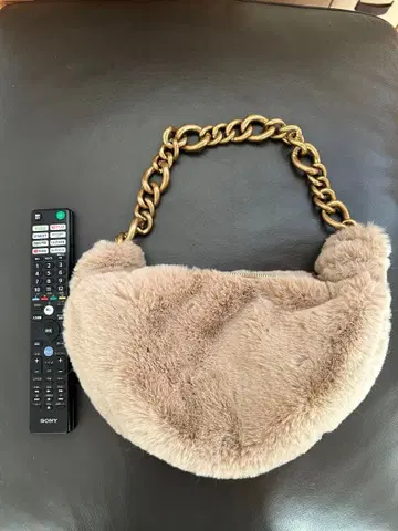 ZARA 퍼 소재 골드 체인 숄더백