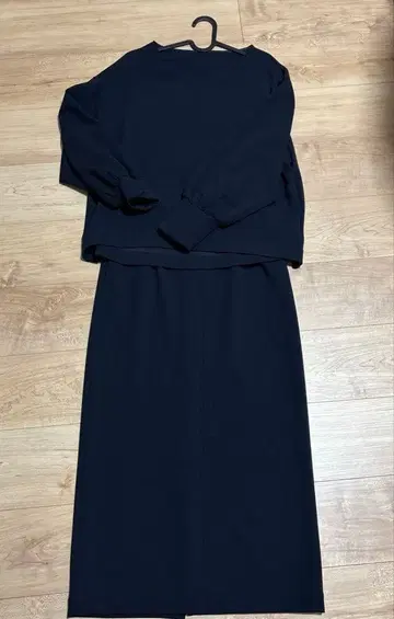 ROPE 라이트 종이상자 풀오버, 타이트 스커트 셋업 네이비