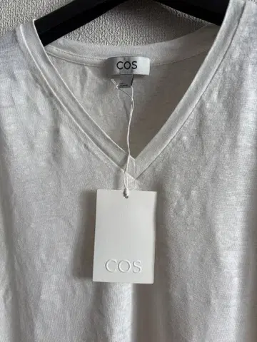 COS 화이트 V넥 T셔츠 타키자와 마키코 애용