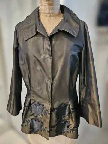 블랙 자수가 들어간 테일러드 자켓