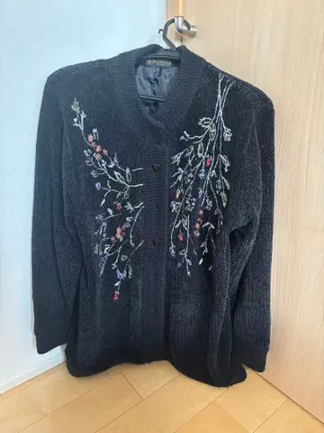 자수 장식 블랙 니트 가디건