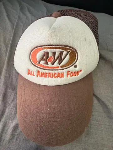 A&W 로고 자수 트래커 캡