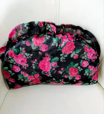 프릴 달린 꽃무늬 파우치