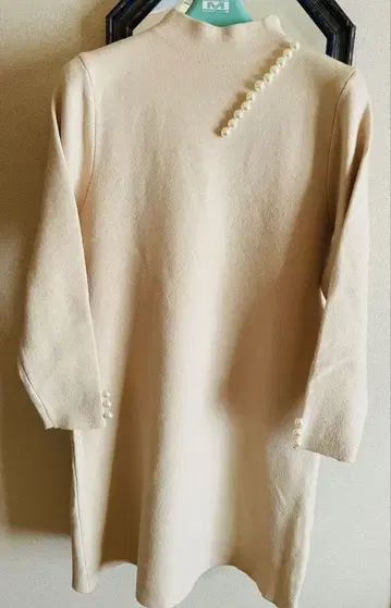 베이지색 펄 장식 긴팔 원피스