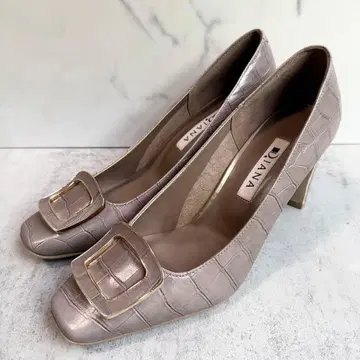 새상품 DIANA 버클 엠보 펌프스 22.5cm 스퀘어토