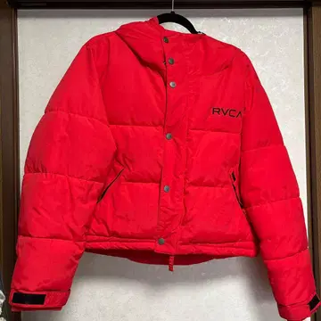 RVCA 빨간색 후드 부착 다운 자켓 쇼트 기장