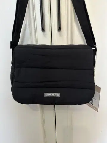 새상품급 BEYOND THE VINES 블랙 숄더백