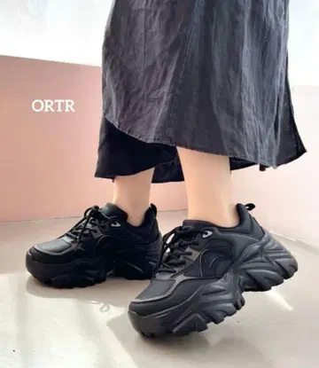 [ 미사용 새상품 ] 오리엔탈 트래픽 볼륨 밑창 절개 스니커즈 ORTR