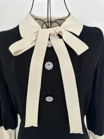 리본 포함 블랙 무릎 기장 원피스