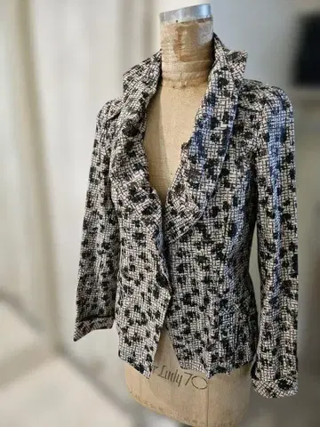 자켓 프릴 포함 블랙 화이트