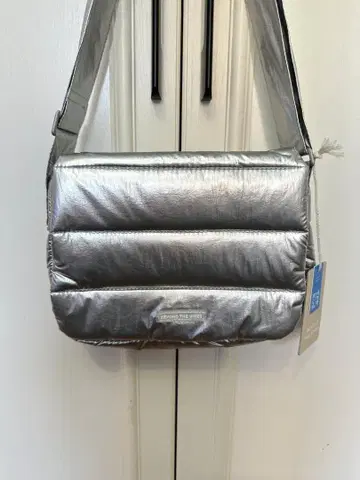 새상품급 BEYOND THE VINES 실버 숄더백