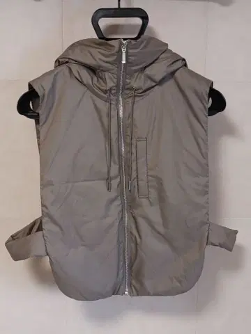 새상품급 카키 후드 부착 다운 베스트 꼼사데모드