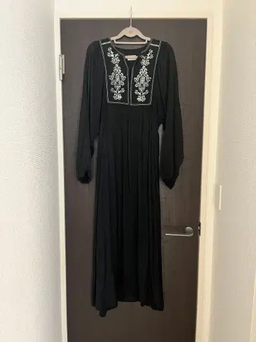 Unitage 스팽글 자수 롱 슬리브