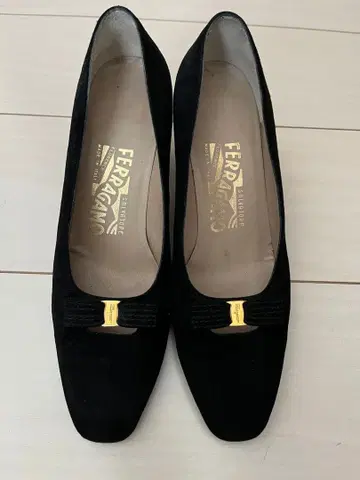 Ferragamo 블랙 스웨이드 펌프스