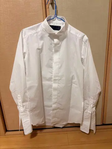 화이트 스탠드 칼라 포멀 셔츠 결혼식 사전 촬영 신랑