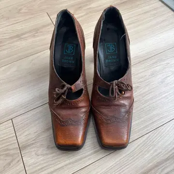 JANE BROWN 브라운 오픈토 하이힐