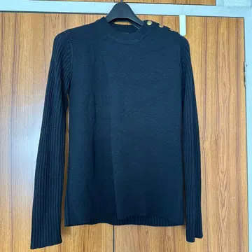 스픽앤스팬 어깨 버튼 니트